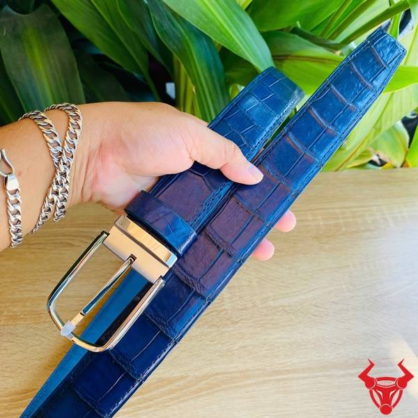 Thắt lưng da cá sấu thật màu xanh navy sang trọng.