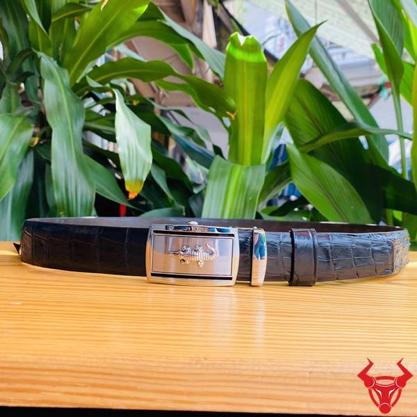 Thắt Lưng Da Cá Sấu Cao Cấp – Đen Khóa Trắng Hợp Kim Thắt lưng liền da cá sấu đen bản 3.5cm khóa trắng cao cấp.