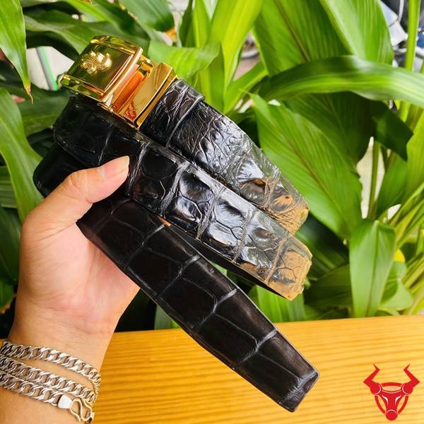 Thắt lưng da cá sấu thật màu đen khóa vàng cao cấp dành cho nam.