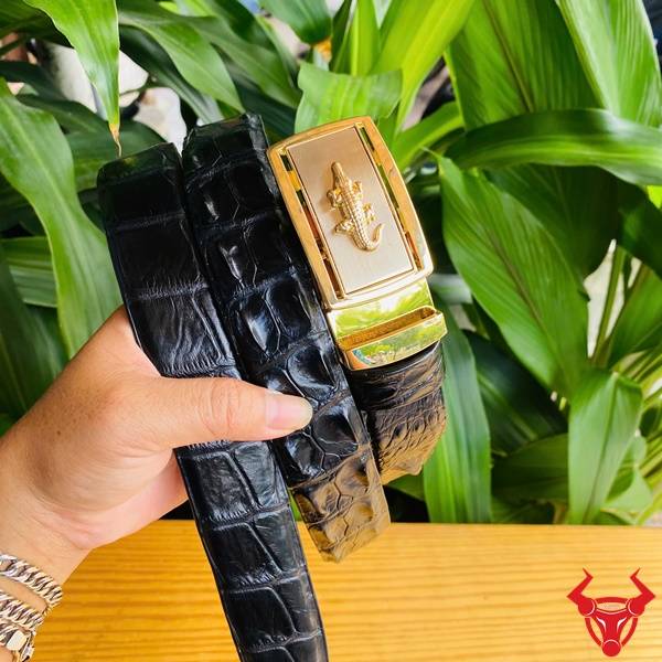 Thắt lưng da cá sấu liền màu đen bản 3.5cm khóa vàng sang trọng.