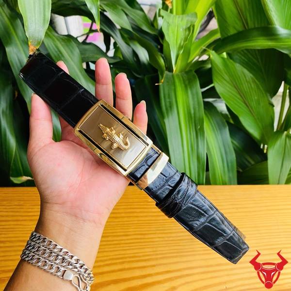 Thắt lưng liền da cá sấu màu đen khóa vàng sáng bóng cao cấp.