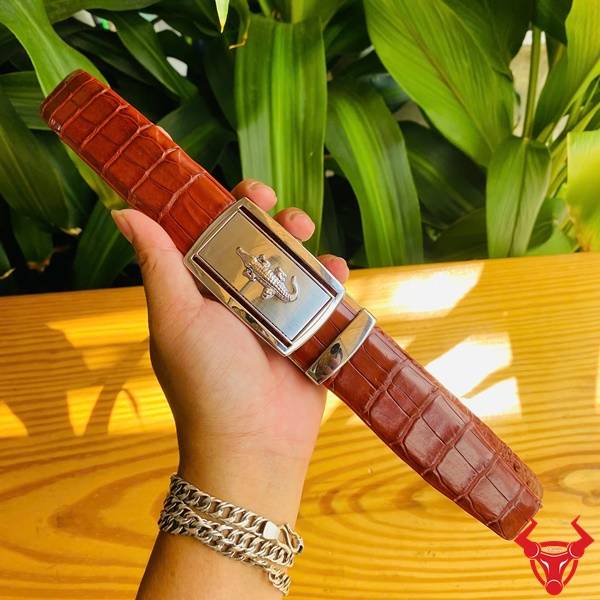 Thắt Lưng Cá Sấu Cao Cấp Màu Nâu Đỏ – Phong Cách Quý Ông Thắt lưng da cá sấu liền màu nâu đỏ khóa trắng cao cấp.