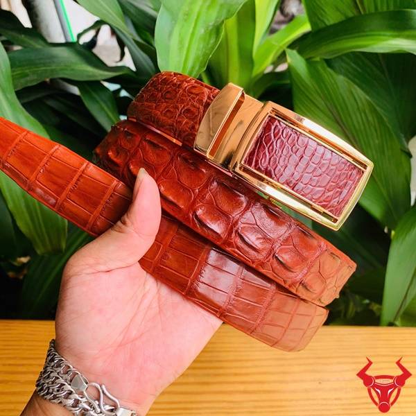 Thắt Lưng Cá Sấu Nam Cao Cấp – Phong Cách Quý Ông Hiện Đại Thắt lưng nam da cá sấu bản 3.5cm cao cấp màu nâu đỏ.