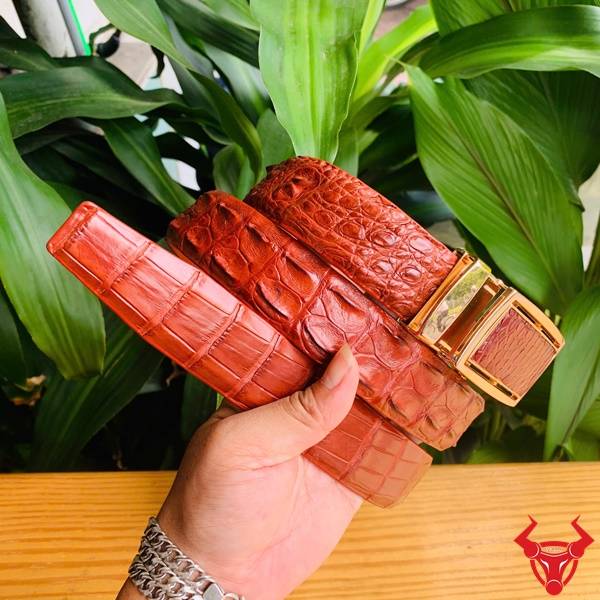 Thắt Lưng Da Cá Sấu Nâu Đỏ – Tinh Tế Và Nam Tính Thắt lưng da cá sấu nâu đỏ phong cách quý ông.