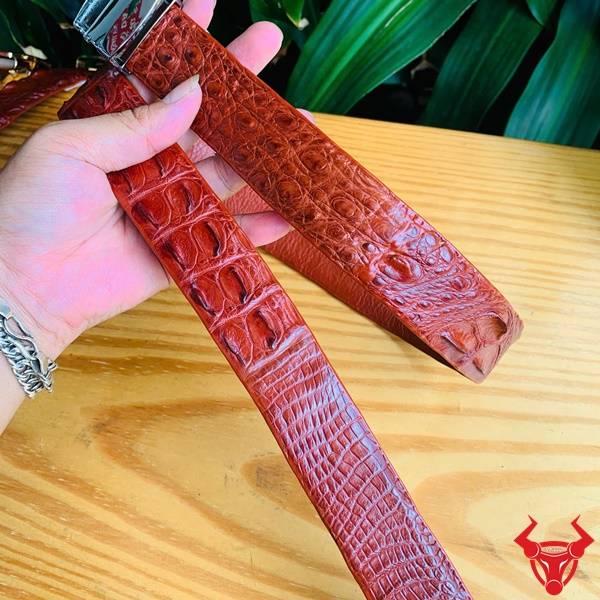 Thắt Lưng Da Cá Sấu Nam – Đẳng Cấp Và Lịch Lãm Thắt lưng cá sấu nối thời trang màu nâu đỏ.