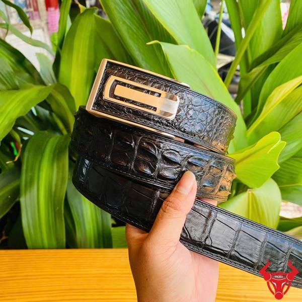 Thắt Lưng Da Cá Sấu Gù TSK130-A – Sang Trọng Với Khóa Thép Trắng Thắt lưng ray trượt da cá sấu gù bản 4cm TSK130-A khóa thép trắng sang trọng.