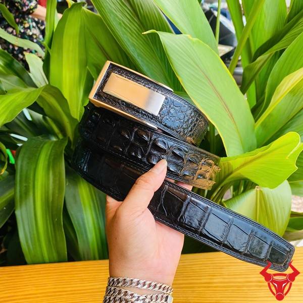 Thắt Lưng Da Thật Khóa Ray Trượt Tiện Lợi Cho Quý Ông Thắt lưng thủ công từ da cá sấu gù với khóa thép trắng bền bỉ.