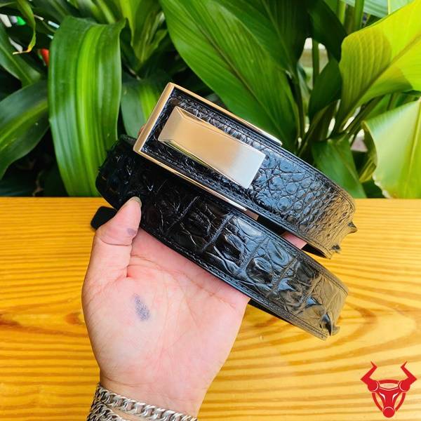 Thắt Lưng Nam Da Cá Sấu TSK130-B – Lịch Lãm Và Tinh Tế Thắt lưng da cá sấu đen khóa thép trắng cho quý ông lịch lãm.