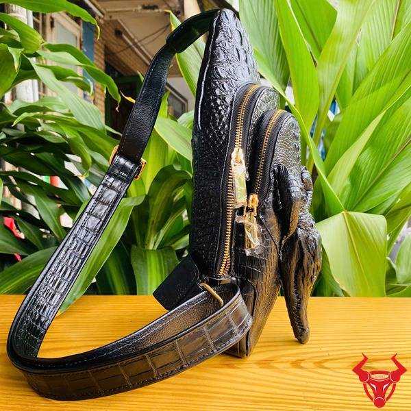 Túi đeo ngực da cá sấu nguyên con TFA10 màu đen, chi tiết tinh xảo, thể hiện sự đẳng cấp trong thời trang nam.