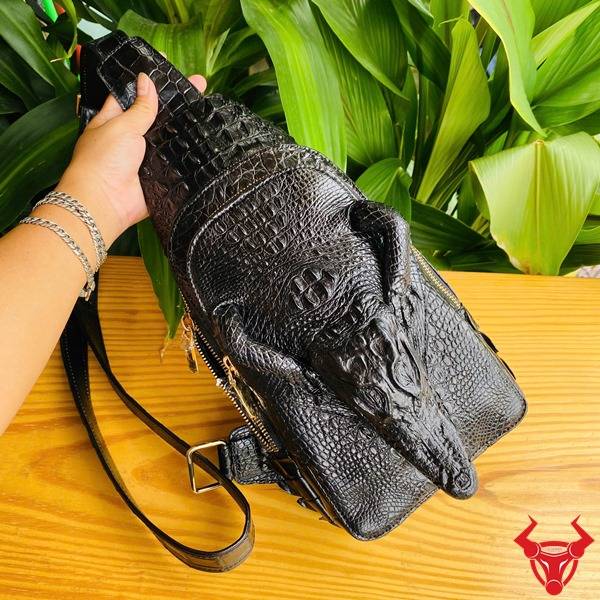 Ảnh sản phẩm túi TFA10 da cá sấu nguyên con đen, thiết kế thời trang sang trọng và tinh tế.