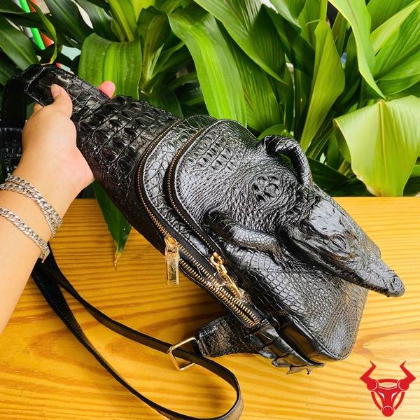 Túi đeo trước ngực da cá sấu TFA10 đen, nổi bật họa tiết đẳng cấp trên nền xanh lá.