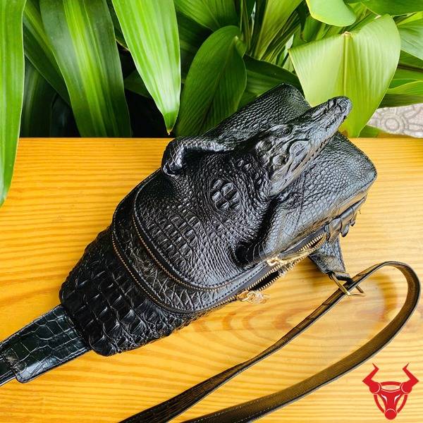 Hình ảnh túi TFA10 màu đen da thật cá sấu, thiết kế cao cấp cho lối sống đẳng cấp.