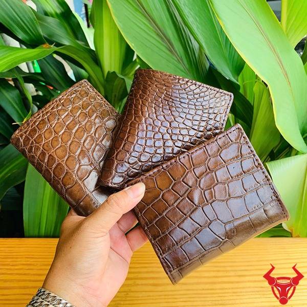 Ví da cá sấu bụng hai mặt VLA8 màu nâu sang trọng và tinh tế.