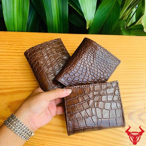 Ví đứng da cá sấu VLA8 màu nâu thật, bền bỉ và sang trọng.