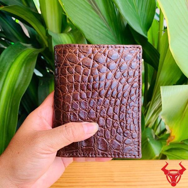 Ví đứng 2 mặt da cá sấu VLA8 nâu đậm – phụ kiện của phong cách.