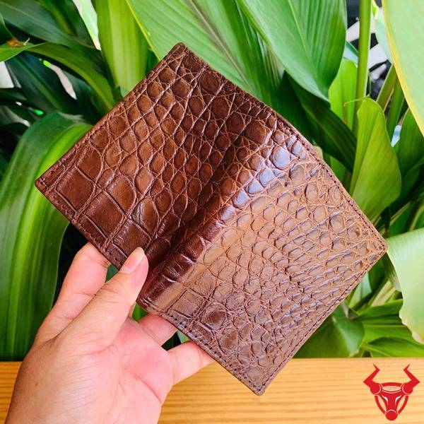 Ví nam VLA8 da cá sấu bụng nâu sang trọng, vừa tay, tinh tế.