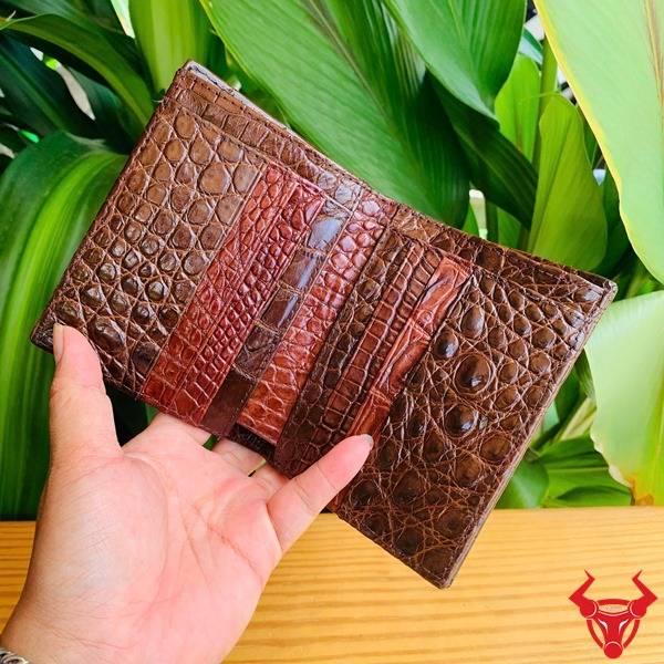Ví đứng VLA8 da cá sấu bụng hai mặt cao cấp màu nâu.