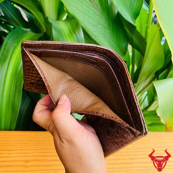 Ví đứng da cá sấu bụng VLA8 màu nâu sang trọng và bền bỉ.
