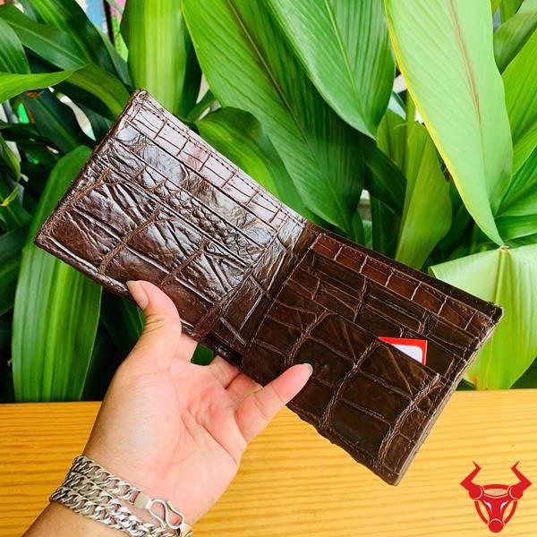 Ví da cá sấu VCA4 2 mặt nâu đất – biểu tượng thành công.
