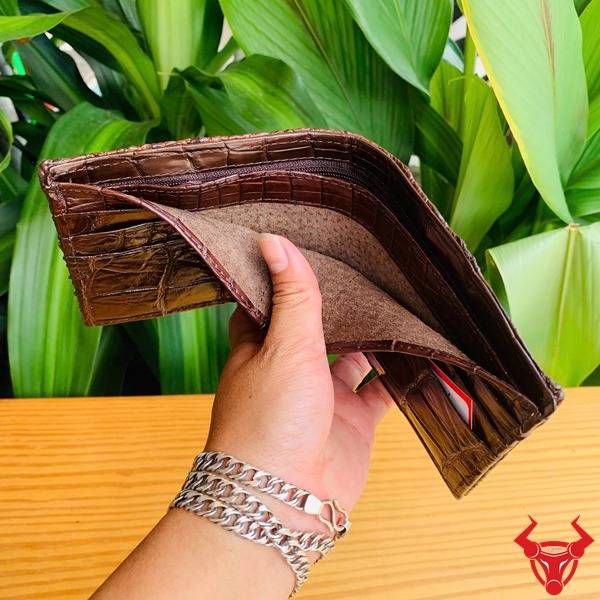 Ví nam da cá sấu 8 gù VCA4 màu nâu đất cao cấp, sang trọng.