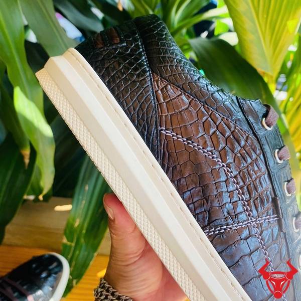 Giày thể thao da cá sấu gù độc đáo