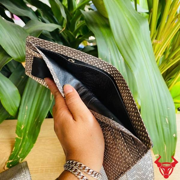Ví da rắn hổ mang sang trọng, thiết kế độc bản.