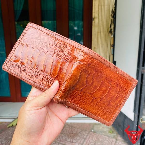 Ví da đà điểu đan viền phong cách thời trang.