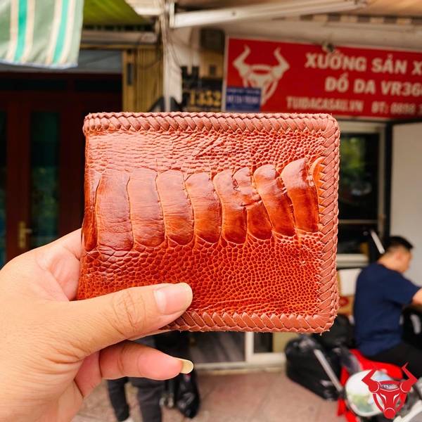 Ví da chân đà điểu đan viền sang trọng cá tính.