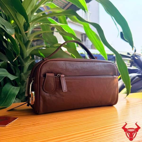 Clutch cầm tay da bò dạng hộp CL69 màu nâu.