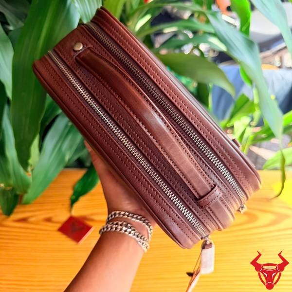 Clutch cầm tay CL69 da bò màu nâu.