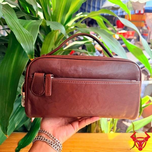 Clutch CL69 da bò màu nâu hiện đại.