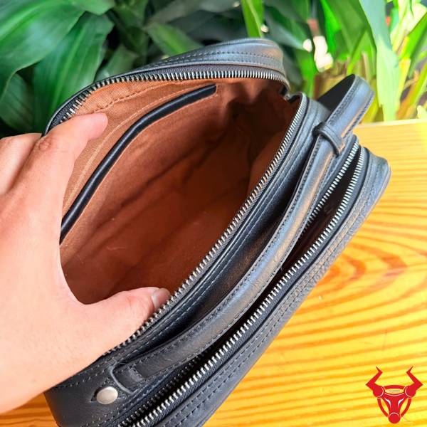 Clutch Da Bò CL69 Cao Cấp Phong Cách Hiện Đại Clutch xách tay da bò dạng hộp CL69 màu đen.