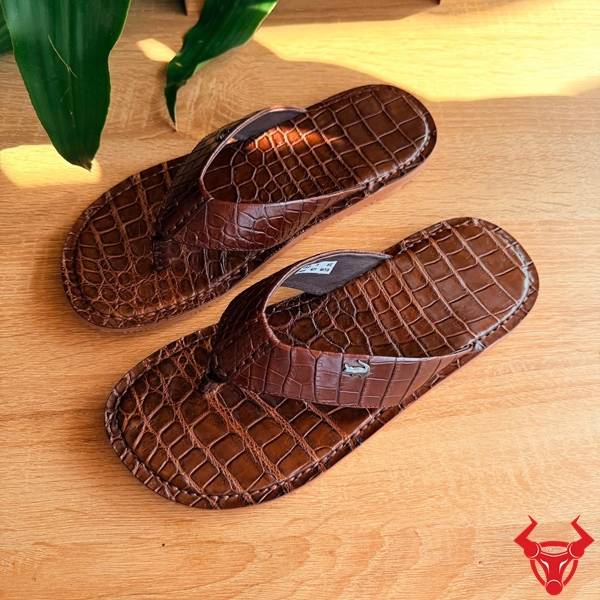 Dép kẹp full da cá sấu màu nâu sang trọng.