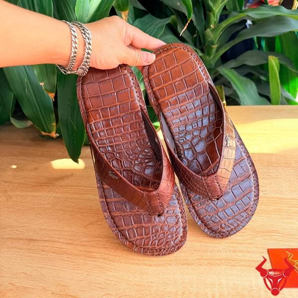 Dép kẹp cá sấu nam êm ái, sang trọng.