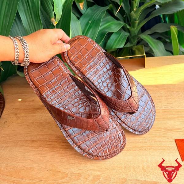 Dép kẹp full da cá sấu màu nâu nam tính.