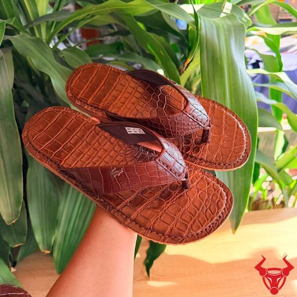 Dép kẹp cá sấu chế tác thủ công cao cấp.