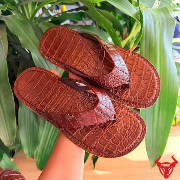 Dép kẹp cá sấu cao cấp đế chắc chắn.
