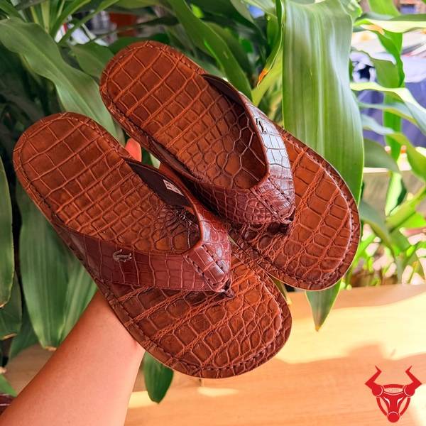 Dép kẹp full da cá sấu màu nâu chế tác thủ công cao cấp.
