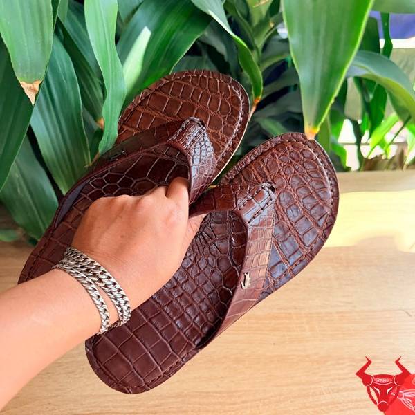 Dép kẹp da cá sấu màu nâu sang trọng.