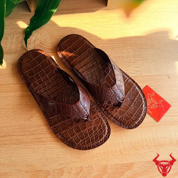 Dép kẹp da cá sấu cao cấp bền chắc.