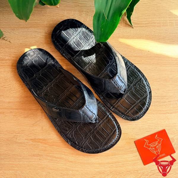 Dép kẹp da cá sấu màu đen nam tính.