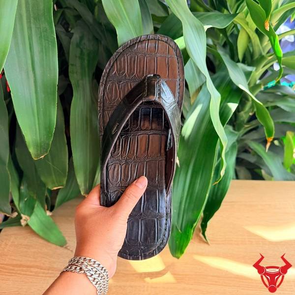 Dép kẹp da cá sấu bền chắc.