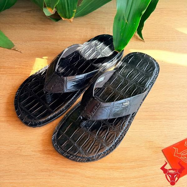 Dép kẹp da cá sấu đen vân tự nhiên.