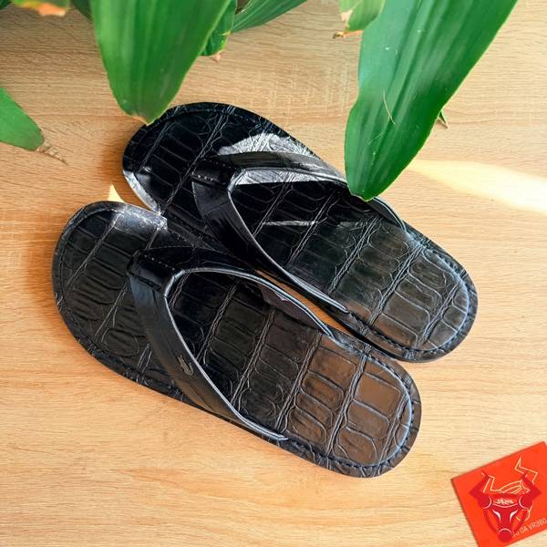 Dép kẹp cá sấu êm ái khi mang.
