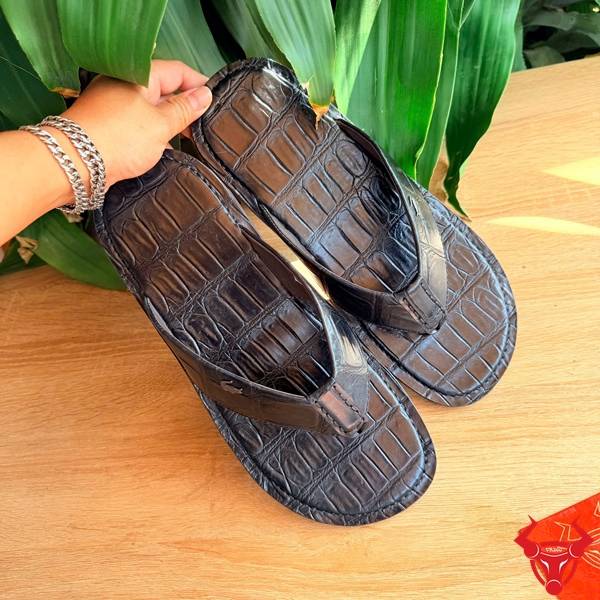 Dép kẹp da cá sấu hoàn thiện tinh xảo.
