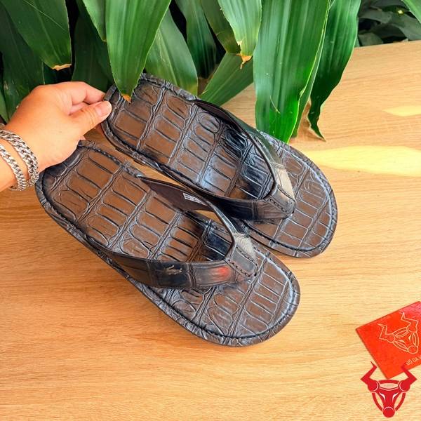 Dép kẹp da cá sấu phong cách cao cấp.
