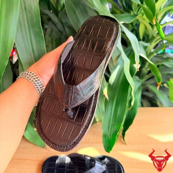 Dép kẹp da cá sấu size 42 cho nam.