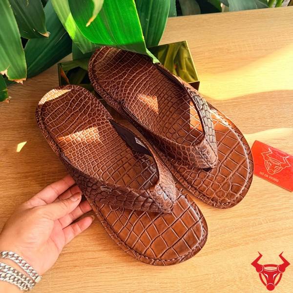 Dép kẹp da cá sấu đế bền chắc.