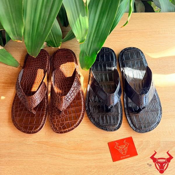 Dép kẹp cá sấu màu nâu độc đáo.