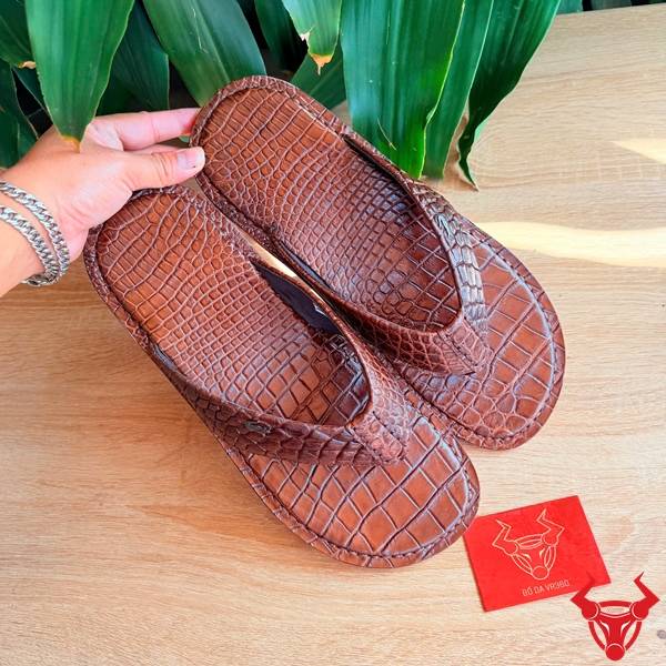 Dép kẹp da cá sấu chế tác thủ công.